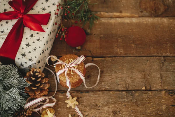 Biscuits Noël Cadeau Élégant Décorations Festives Sur Table Bois Rustique — Photo