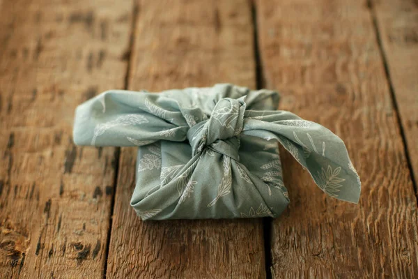 Furoshiki Milieuvriendelijk Cadeau Stijlvol Cadeau Verpakt Stof Rustieke Houten Tafel — Stockfoto