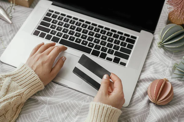 Händerna Med Kreditkort Bärbar Dator Med Svart Skärm Bakgrunden Elegant — Stockfoto