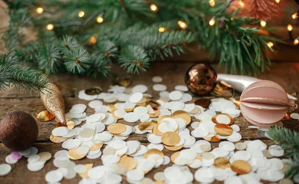Stilvolle Weihnachtsglitzerkugeln Holzdekorationen Goldenes Konfetti Und Tannenzweige Lichterglanz Auf Rustikalem — Stockfoto
