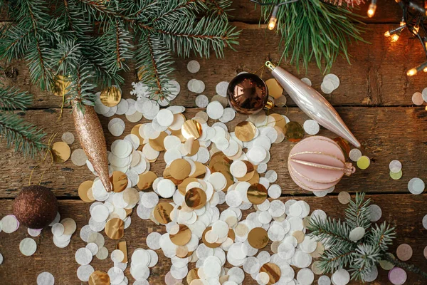 Κομψά Χριστουγεννιάτικα Στολίδια Μπιχλιμπίδια Χρυσά Κομφετί Και Κλαδιά Πεύκου Εορταστικά — Φωτογραφία Αρχείου