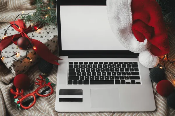 Laptop Med Blank Skärm Och Santa Hatt Mysig Säng Med — Stockfoto