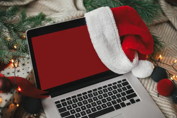 Laptop Med Röd Tom Skärm Santa Hatt Mysig Säng Med — Stockfoto