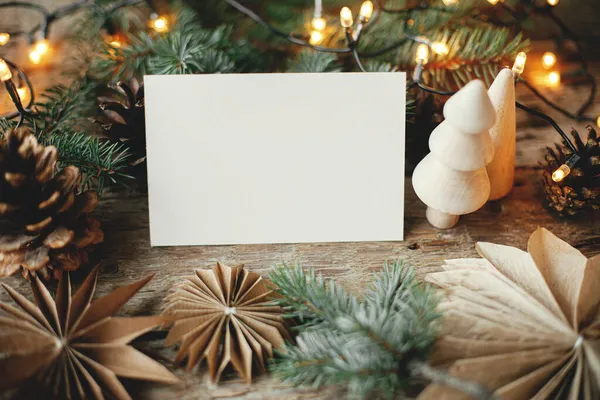 Weihnachtskarten Attrappe Leere Grußkarten Und Weihnachtssterne Aus Papier Holzbaum Zapfen — Stockfoto