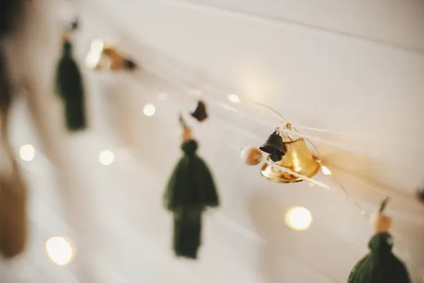 Elegante Guirnalda Navidad Cerca Con Campanas Árboles Pared Madera Blanca —  Fotos de Stock