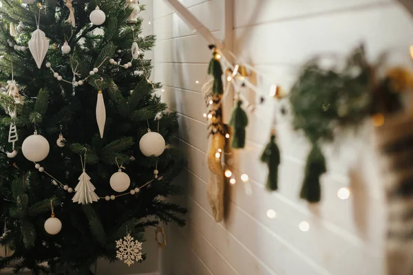 Stijlvolle Boho Kerstboom Met Moderne Witte Kerstballen Achtergrond Van Slinger — Stockfoto