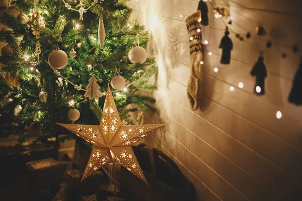Feliz Navidad Elegante Estrella Navidad Árbol Con Bolas Blancas Adornos — Foto de Stock