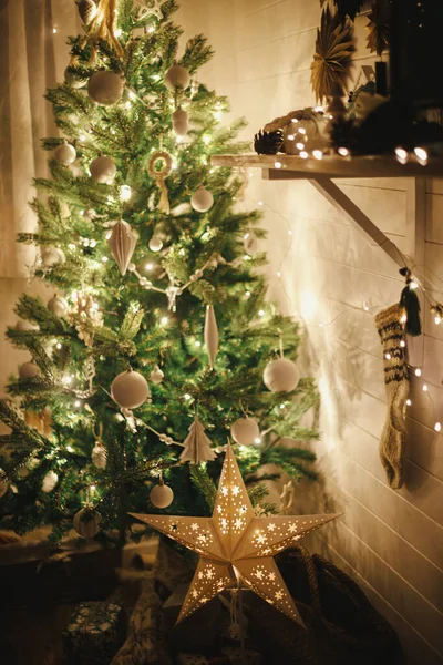 时尚的圣诞之星和树上装饰着现代白色的灌木 博豪的装饰品和金色的灯光在大气的晚间房 节庆丑闻在前夜 神奇的时刻案文的篇幅 — 图库照片