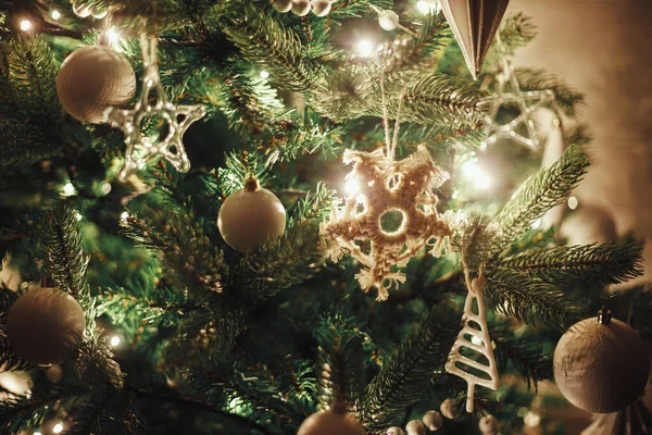 Stilvoller Weihnachtsbaum Geschmückt Mit Modernen Weißen Kugeln Boho Ornamenten Und — Stockfoto