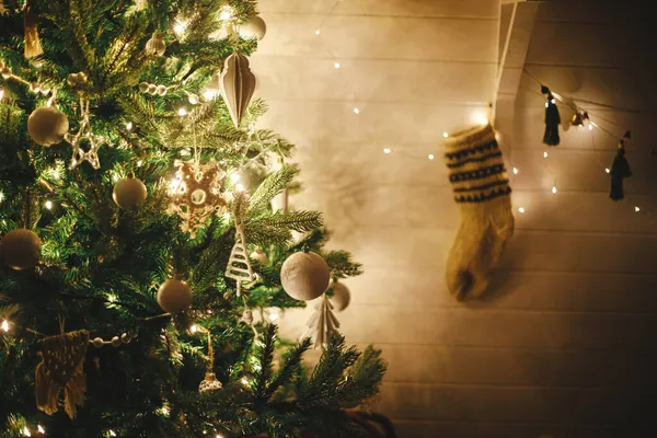Stílusos Karácsonyfa Díszített Modern Fehér Baubles Boho Díszek Arany Fények — Stock Fotó