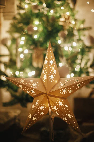 Elegante Estrella Navidad Sobre Fondo Árbol Con Adornos Boho Modernos —  Fotos de Stock