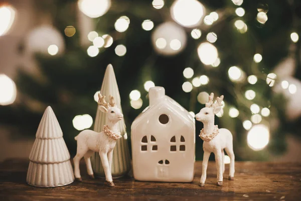 Magisches Winterdorf Stilvolles Rentierspielzeug Weihnachtsbäume Und Haus Auf Rustikalem Holz — Stockfoto