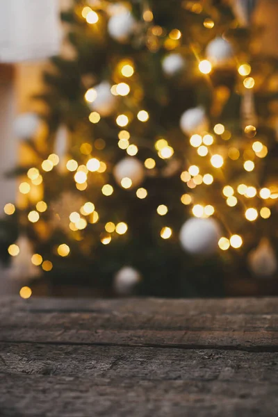 Kerst Achtergrond Rustiek Hout Achtergrond Van Kerstboom Lichten Gouden Bokeh — Stockfoto