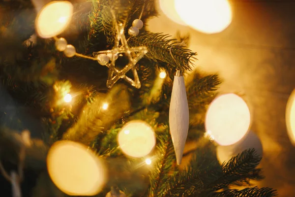 Moderner Christbaumschmuck Weiße Kugeln Und Goldene Weihnachtslichter Bokeh Aus Nächster — Stockfoto