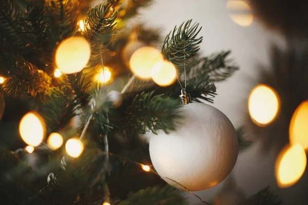 Moderner Christbaumschmuck Weiße Kugeln Und Goldene Weihnachtslichter Bokeh Aus Nächster — Stockfoto