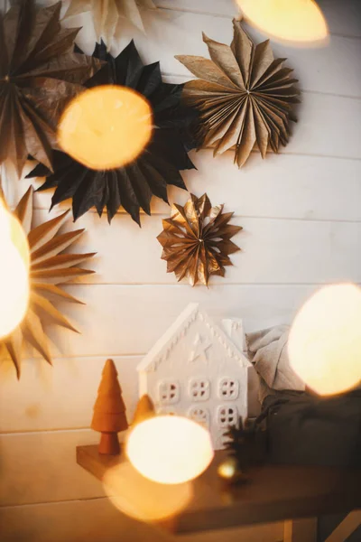 Elegantes Árboles Navidad Casa Fondo Pared Madera Blanca Con Grandes —  Fotos de Stock