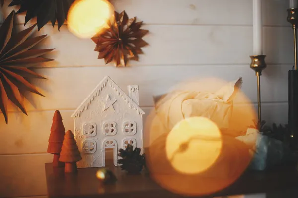 Pequeños Árboles Navidad Con Estilo Casa Regalos Plástico Gratis Fondo — Foto de Stock