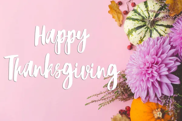Happy Thanksgiving Text Pumpkins Dahlias Leaves Heather Pink Background Flat — Stock Photo, Image