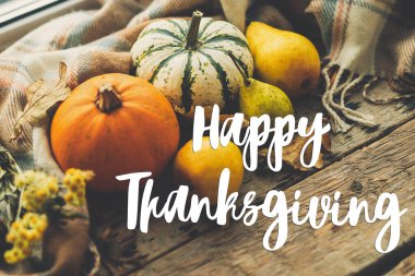 Balkabakları, sonbahar yaprakları, armutlar ve eski ahşap örtüler üzerine mutlu şükran günü metinleri. Mevsimlik tebrik kartı, el yazısı. Şükret.