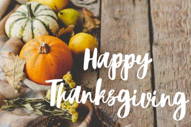 Şükran Günü Kartın kutlu olsun. Balkabakları, sonbahar yaprakları, armutlar ve eski ahşap örtüler üzerine mutlu şükran günü metinleri. Mevsimin selamları, el yazması mektuplar. Şükret.