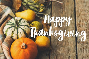 Balkabakları, sonbahar yaprakları, armutlar ve eski ahşap örtüler üzerine mutlu şükran günü metinleri. Mevsimlik tebrik kartı, el yazısı. Şükret.