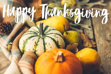 Şükran Günü Kartın kutlu olsun. Balkabakları, sonbahar yaprakları, armutlar ve eski ahşap örtüler üzerine mutlu şükran günü metinleri. Mevsimin selamları, el yazması mektuplar. Şükret.