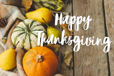 Balkabakları, sonbahar yaprakları, armutlar ve eski ahşap örtüler üzerine mutlu şükran günü metinleri. Mevsimlik tebrik kartı, el yazısı. Şükret.