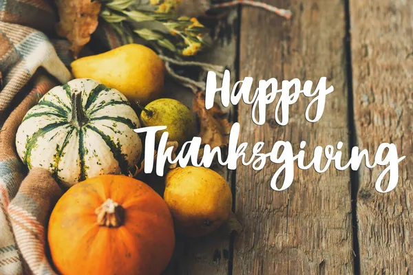 Balkabakları, sonbahar yaprakları, armutlar ve eski ahşap örtüler üzerine mutlu şükran günü metinleri. Mevsimlik tebrik kartı, el yazısı. Şükret.