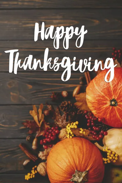 Grattis Thanksgiving Kortet Glad Thanksgiving Text Pumpor Höstlöv Anis Bär — Stockfoto