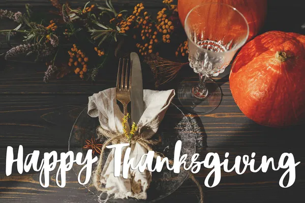 Glad Thanksgiving Text Tallrik Bestick Servett Träbord Med Pumpor Och — Stockfoto