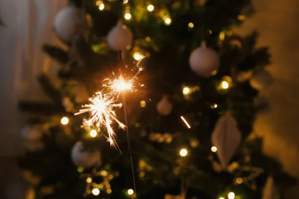 Brillo Ardiente Fondo Las Luces Del Árbol Navidad Feliz Año —  Fotos de Stock