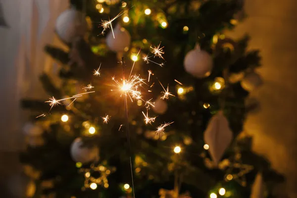 Feliz Año Nuevo Chispa Ardiente Fondo Las Luces Del Árbol —  Fotos de Stock