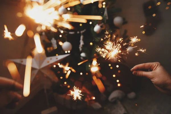 Frohes Neues Jahr Hände Halten Brennende Wunderkerzen Auf Dem Hintergrund — Stockfoto