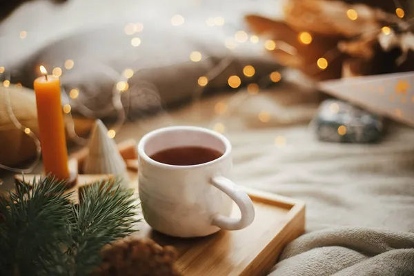 Warme Tasse Tee Auf Weichem Bett Mit Weihnachtssternen Goldenen Lichtern — Stockfoto
