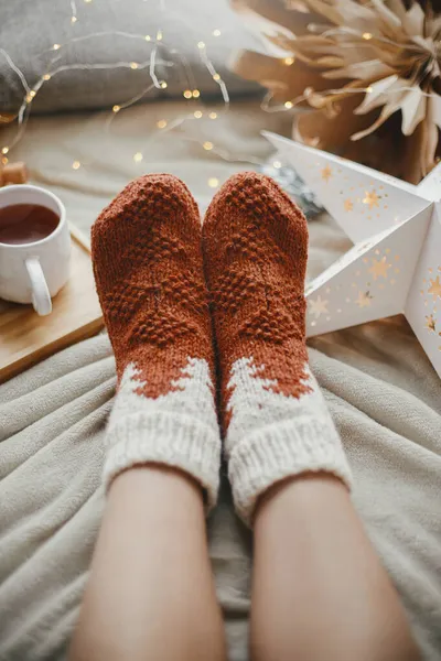 Frauenbeine Warmen Socken Auf Weicher Decke Mit Einer Tasse Tee — Stockfoto