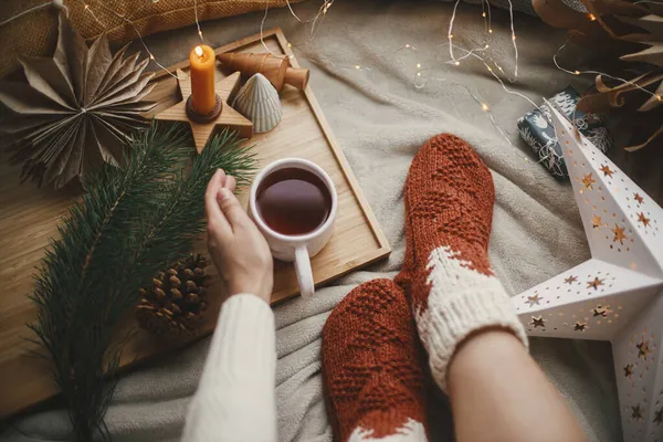 Жіночі Ноги Вовняних Шкарпетках Якому Ліжку Теплою Чашкою Чаю Різдвяними — стокове фото