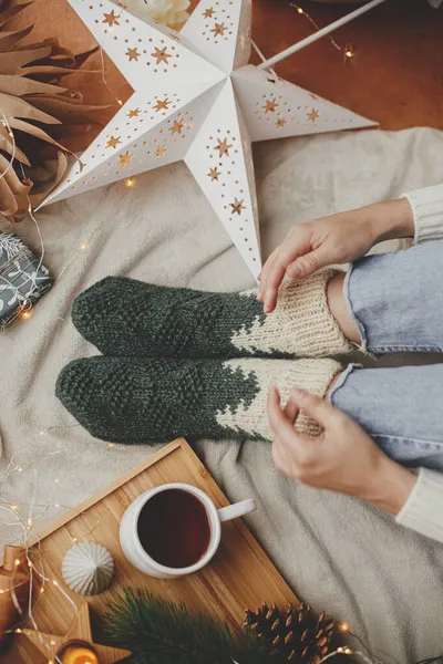 Жіночі Ноги Теплих Шкарпетках Якій Ковдрі Чашкою Чаю Різдвяні Зірки — стокове фото