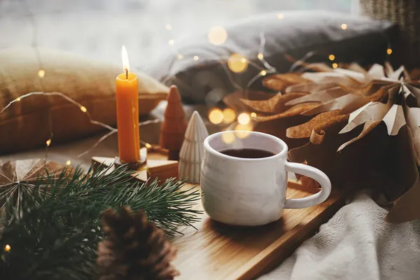 Meleg Csésze Tea Puha Ágyon Karácsonyi Csillagokkal Arany Fényekkel Fenyőfákkal — Stock Fotó