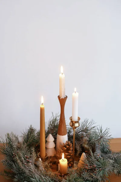 Elegante Ghirlanda Natale Con Candele Decorazioni Pini Tavolo Legno Sfondo — Foto Stock