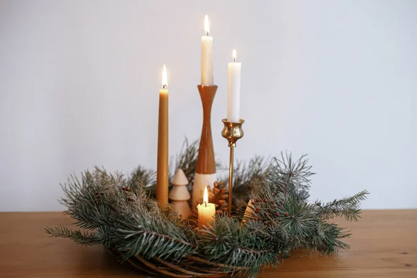 Candele Eleganti Che Bruciano Ghirlanda Natale Con Pigne Arredamento Albero — Foto Stock