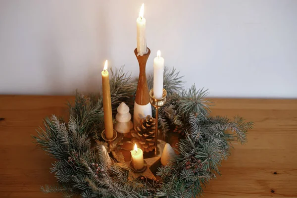 Elegante Ghirlanda Natale Con Candele Decorazioni Pini Tavolo Legno Sfondo — Foto Stock