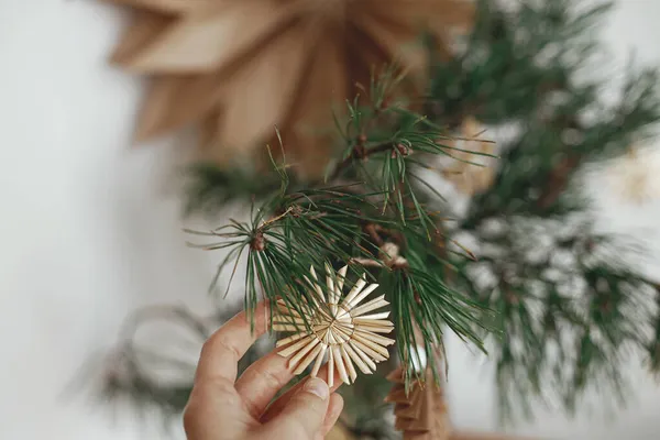 Mão Segurando Ornamento Palha Estrela Natal Elegante Ramos Pinho Vaso — Fotografia de Stock