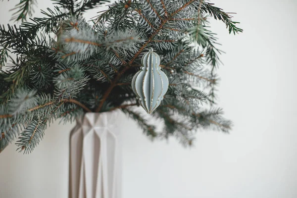 Stilvoller Weihnachtsschmuck Auf Tannenzweig Moderner Vase Großaufnahme Moderne Holzkugel Auf — Stockfoto