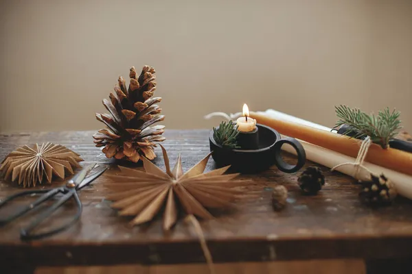 크리스마스 크리스마스 종이로 솔방울 전나무 배경의 대기압 스칸디나비아하이게 휴식기 원문을 — 스톡 사진