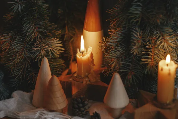 Eleganti Candele Natale Ardenti Pini Coni Decorazioni Moderne Rustico Vecchio — Foto Stock