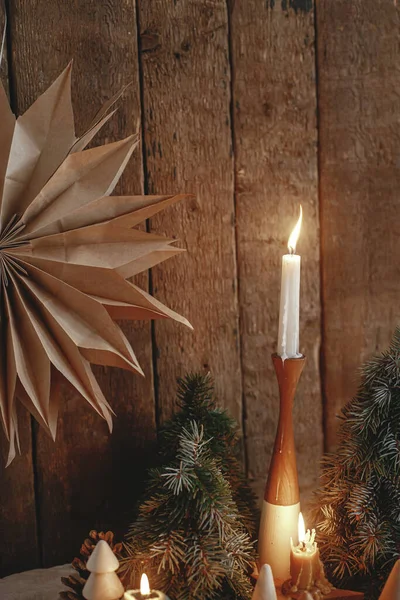 Eleganti Candele Natale Ardenti Decorazioni Pini Grande Stella Carta Sfondo — Foto Stock