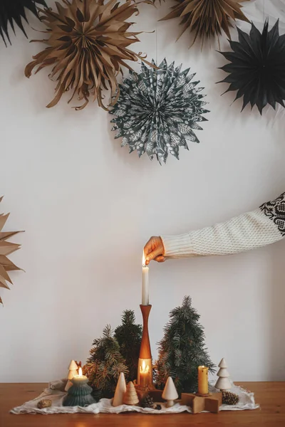 Adviento Navideño Mano Suéter Acogedor Encender Vela Navidad Fondo Los — Foto de Stock