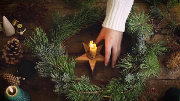 Hořící Svíčka Vánoční Věnec Rustikálním Stole Pohled Shora Svíčka Dřevěném — Stock video