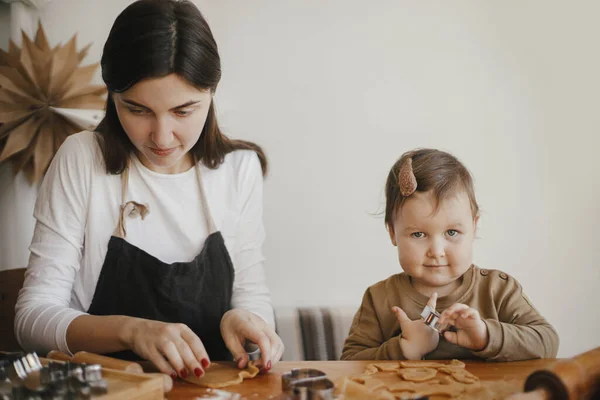 Imádnivaló Kislányuk Édesanyjuk Mézeskalácsot Sütnek Asztalon Modern Skandináv Szobában Aranyos — Stock Fotó
