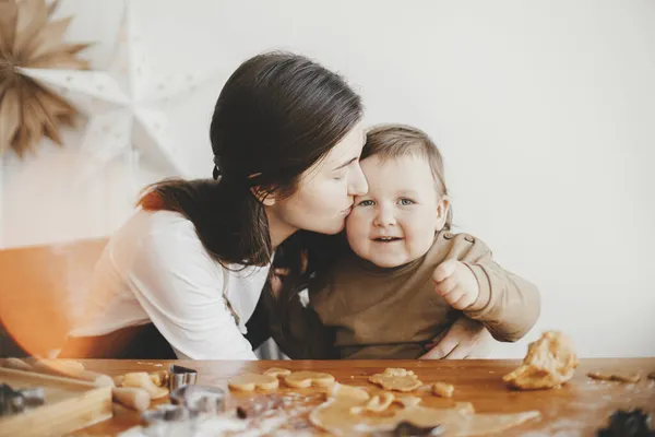 Menina Bonito Mãe Fazendo Juntos Biscoitos Gengibre Natal Feliz Mãe — Fotografia de Stock